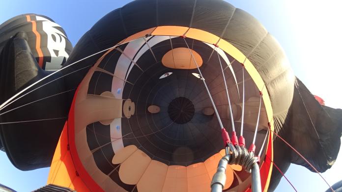▲喔熊熱氣球參加法國熱氣球活動。（圖／觀光局駐法蘭克福辦事處提供）