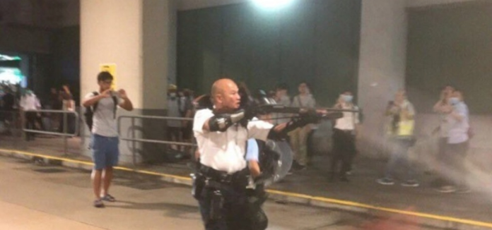 ▲ 香港警方又對反送中示威群眾開槍。（圖／截自TG＿大消物）