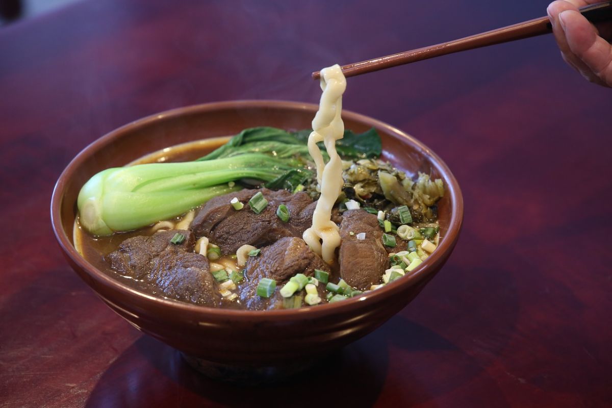 ▲知名牛肉麵過譽？女吃完「渴 3 小時」，老饕曝真相：新竹店最讚！（示意圖／翻攝自pixabay）