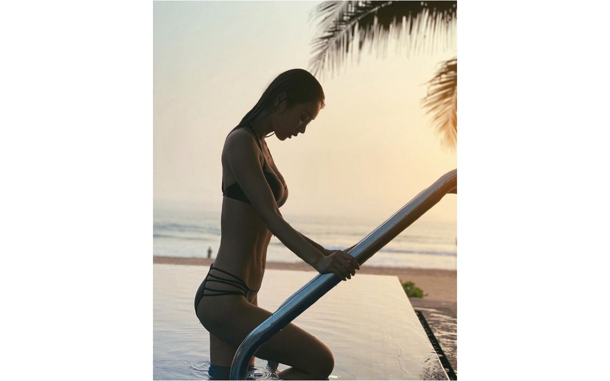 ▲出水芙蓉？日本女歌手加治瞳（加治ひとみ）日前在 IG 上貼出一張自己游泳完上岸的照片，展露了神級人魚線。（圖／翻攝@ kaji_26 IG ）