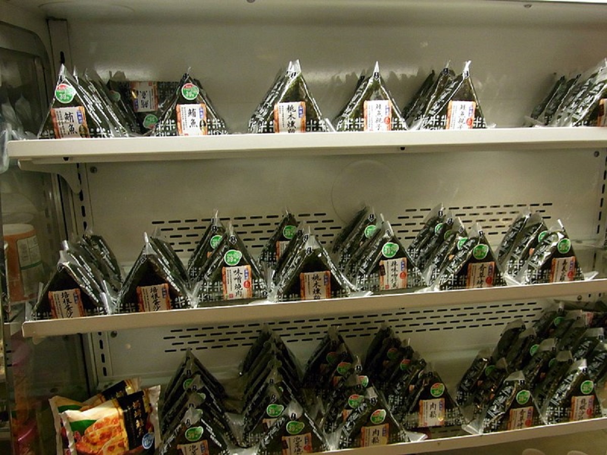 ▲台灣超商販售的商品眾多，其中主打便宜又便利的御飯糰，經常成為不少人早餐的首選。（圖／翻攝自維基百科）