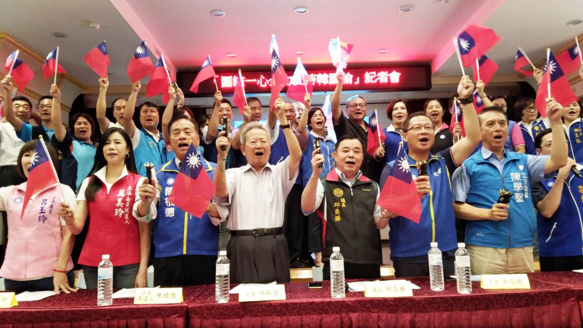 ▲國民黨桃園市議會黨團今天展現團結力挺韓國瑜的氣勢，會中包括提名的6名立委候選人揮舞小國旗高喊「韓國瑜當選」口號，氣氛熱烈。（圖／國民黨桃園市黨部提供）