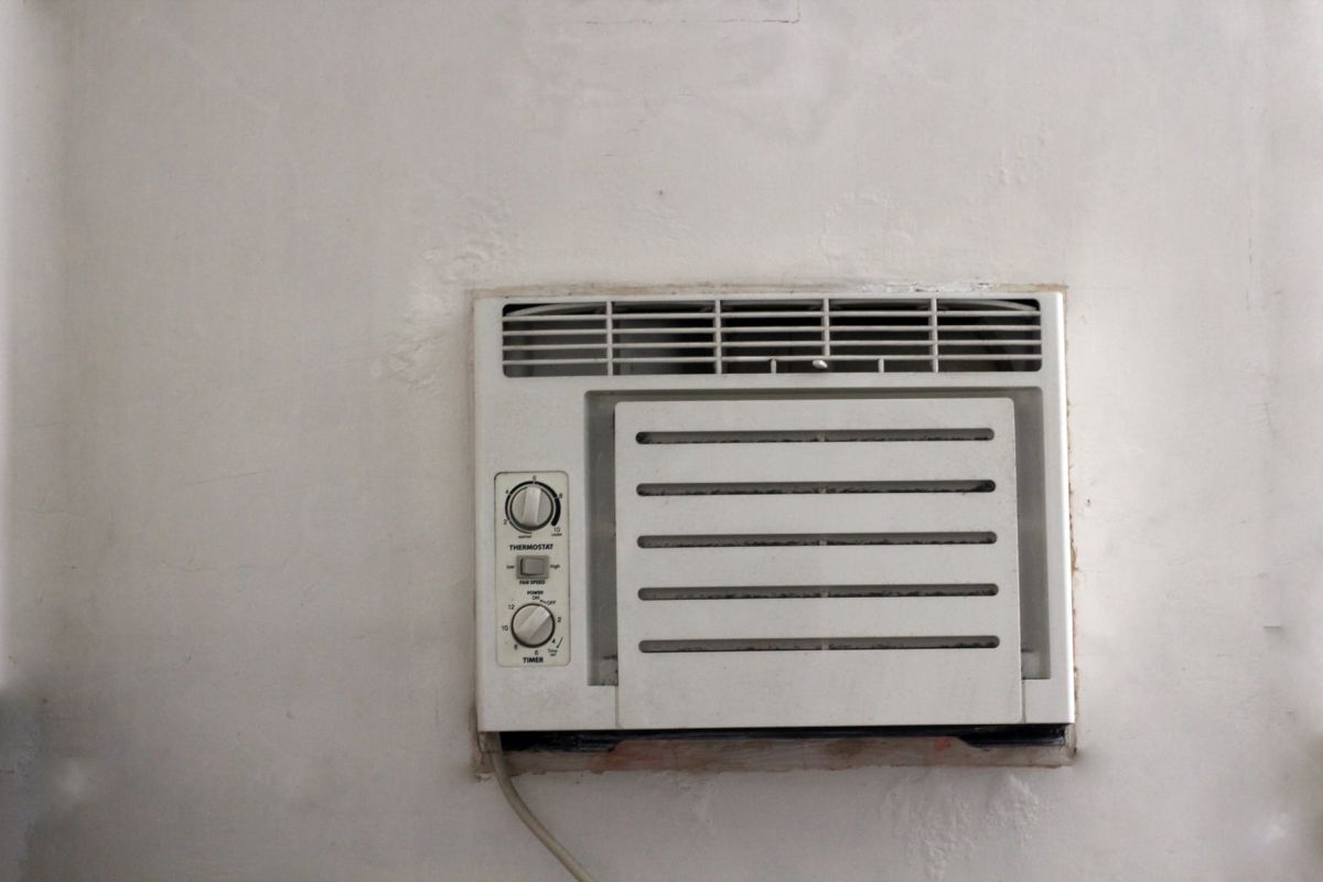 ▲一位女網友提到，租屋處的冷氣室舊式窗型，兩個月開下來讓電費飆到4千。（示意圖／取自 pexels ）