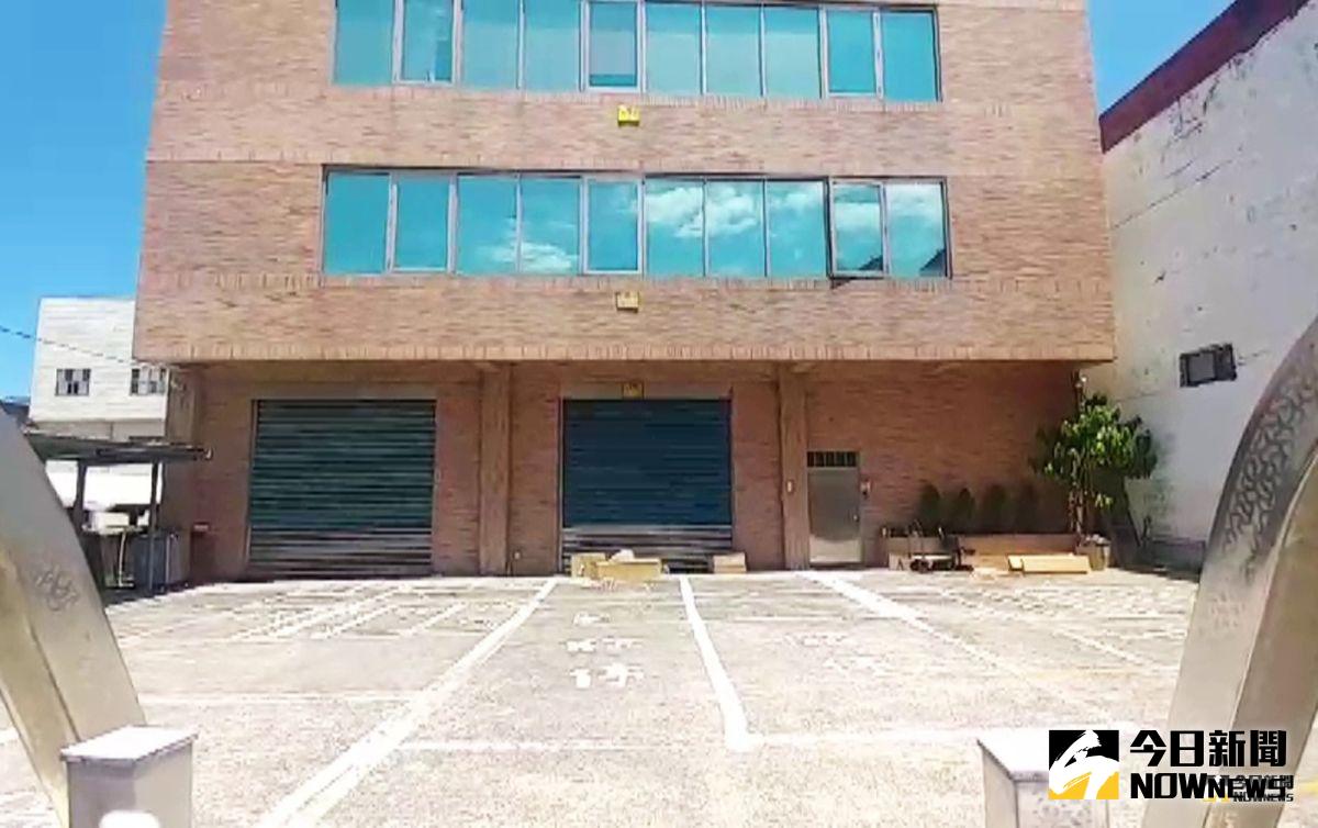 ▲思薇爾泳裝位於桃園八德的總公司，今天大門深鎖，停車場也空蕩蕩看不出有正常營業的跡象。（圖／記者李春台攝, 2019.07.31）