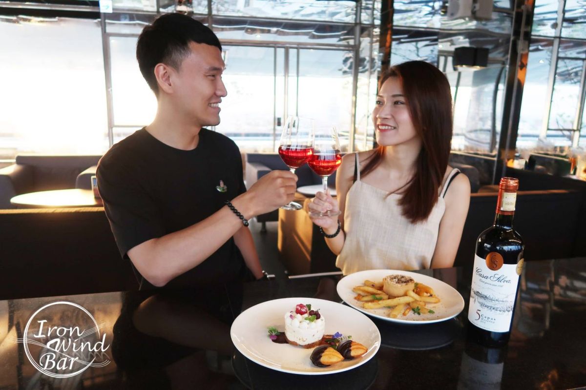 ▲空中酒吧情人星光派對，可共享法式甜點、品美酒、賞夜景，低調奢華，浪漫無限。（圖/旅店業者提供）