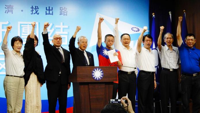 屬於泛藍系統的「我愛國旗委員會」31日宣布把中華民國186位近代名人的墨寶繪畫一次展出，並高喊中華民國萬歲。（圖 / 記者陳弘志攝，2019.07.31）