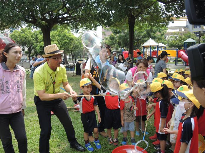 ▲市長林世賢和市立幼兒園的小朋友們，一起玩泡泡遊戲。（圖／記者陳雅芳攝，2019.07.31）