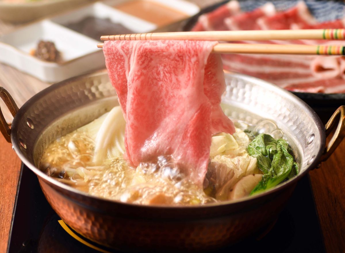 ▲日本知名燒肉品牌旗下的日式鍋物店台北車站新開幕，祭出肉量免費加大搶客。（圖／業者提供）