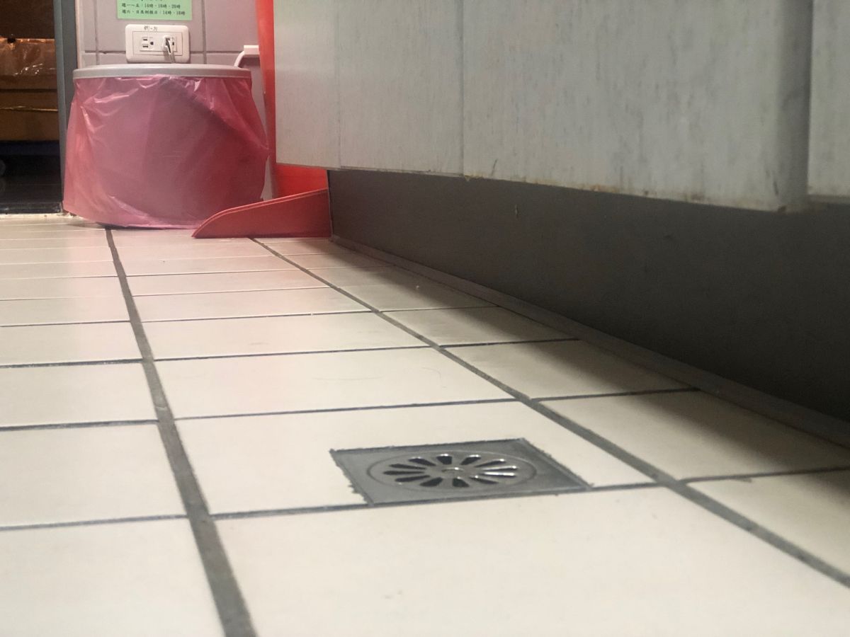 ▲為防止蟑螂從排水孔爬入屋內，可挑選有設計存水彎的建築，較能防臭防蟲。（圖／信義房屋提供）