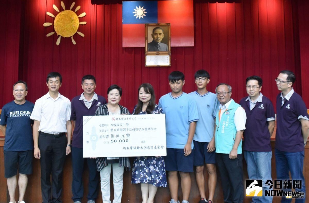▲鍾朱洪教育基金會幹部與頒發獎助學金學生及單位合影。（圖／記者郭春輝攝，2019.07.31）