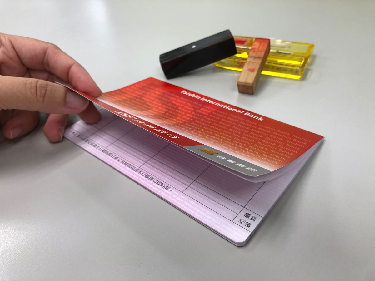 ▲可在銀行帳戶創造穩定金流，證明財力以利貸款。（圖／信義房屋提供）