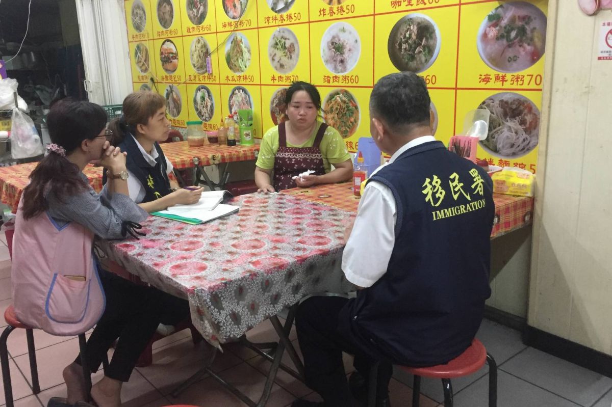 ▲移民署嘉義縣站林炳煌主任到范氏白芳店中一起協助解決新住民問題。（圖／移民署嘉義縣站提供）