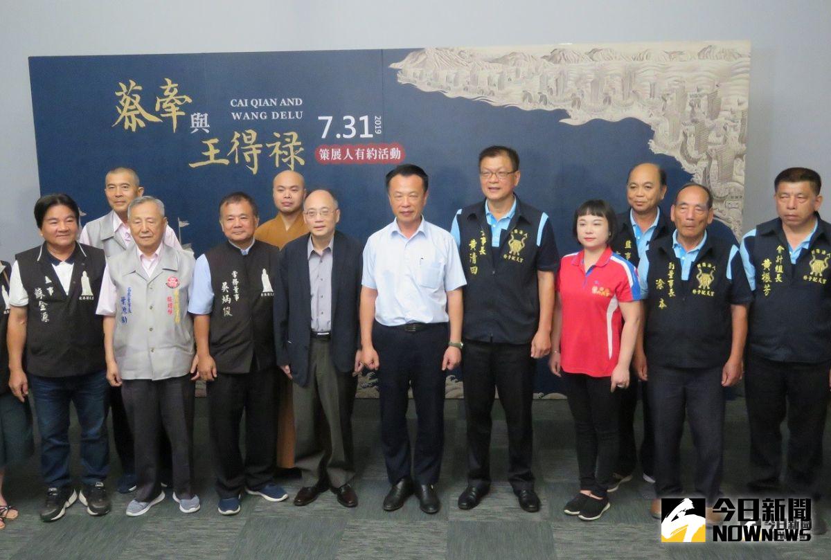 ▲故宮吳密察院長(左6)、嘉義縣長翁章梁(右6)與雲嘉南地區各大宗教寺廟主持、重要幹部合影。（圖／記者陳惲朋攝 , 2019.07.31）