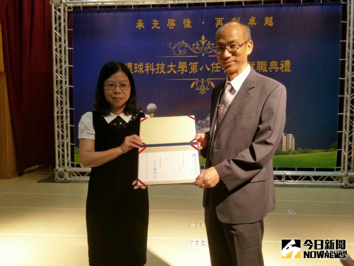 ▲董事長許淑敏博士頒給新任校長沈健華教授聘書。（圖／記者蘇榮泉攝，2019.07.31）