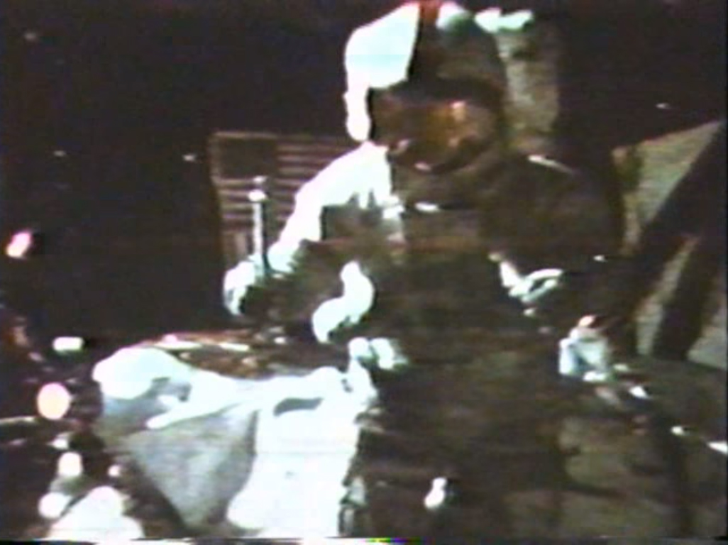 ▲48年前，美國阿波羅十五號太空人用鎯頭和羽毛，證明伽利略是對的。（圖／翻攝自NASA）