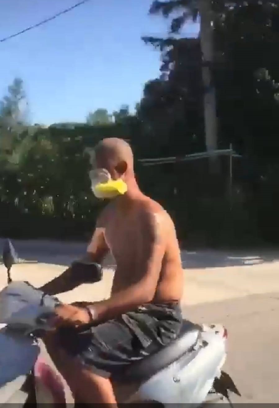 ▲男子邊騎機車邊吸強力膠，危險行徑遭民眾錄影PO網。（圖／翻攝自靠金門臉書）