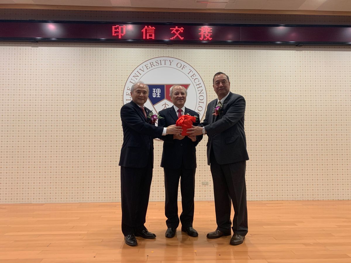 ▲致理科大新任校長陳珠龍（右），從董事長梁聖時（中）及卸任校長尚世昌（左）手中接過印信。（圖／致理科大提供）