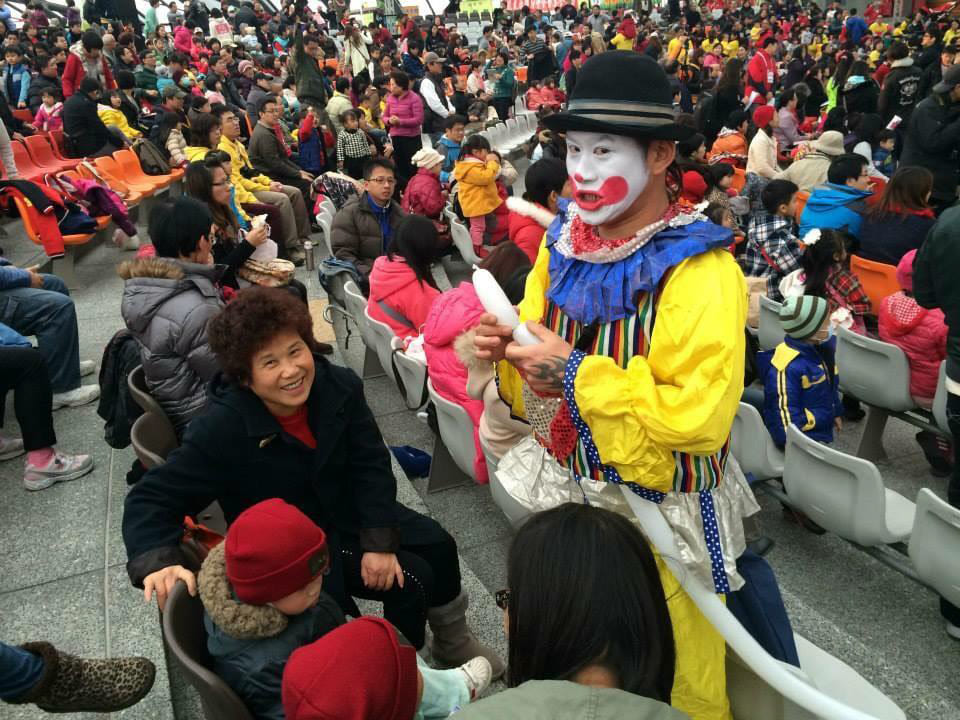 ▲新北市政府客家事務局特別策劃Special的慶生會，包括「歡樂小丑」等活動，期待讓大家開心滿載而歸！（圖／新北市客家局提供）