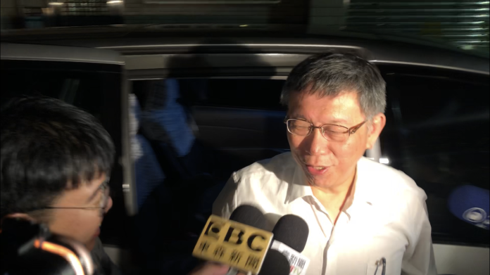 ▲台北市長柯文哲搭乘公務車返家。（圖／丁上程攝, 2019.7.31）