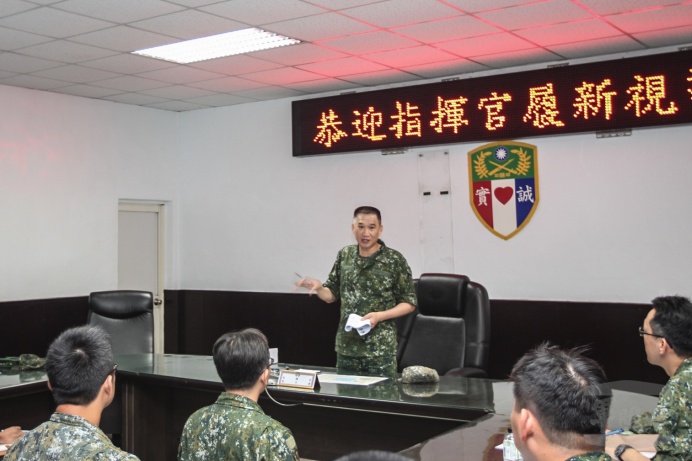 ▲ 陸軍金防部指揮官賀政中將8日前往視導烈嶼守備大隊，了解官兵生活環境與訓練實況。（陸軍金防部烈嶼守備大隊提供）