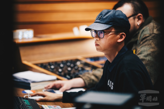 ▲ 軍聞社新聞官呂尚俞中尉想將音樂數位化，把自己的音樂，放到網路、手機等載具，讓大家能隨時隨地聽到自己的創作。（軍聞社記者陳軍均攝）