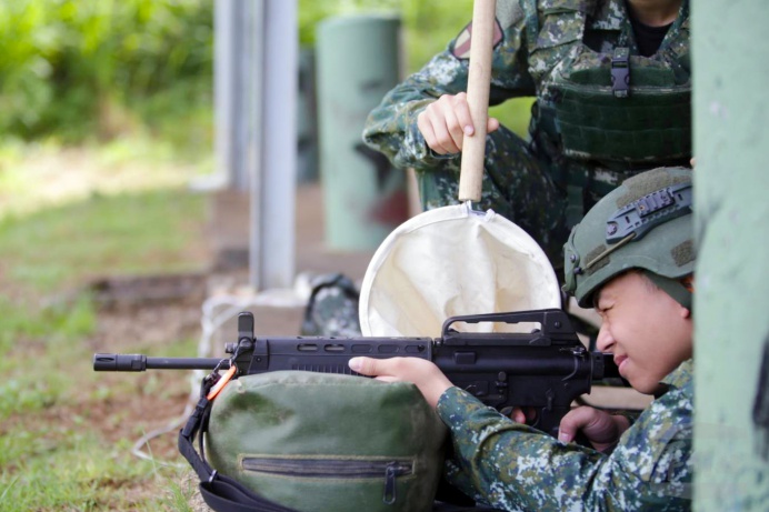 ▲ 成功嶺射擊體驗營學員體驗T91步槍射擊的震撼力。（成功嶺射擊體驗營提供）