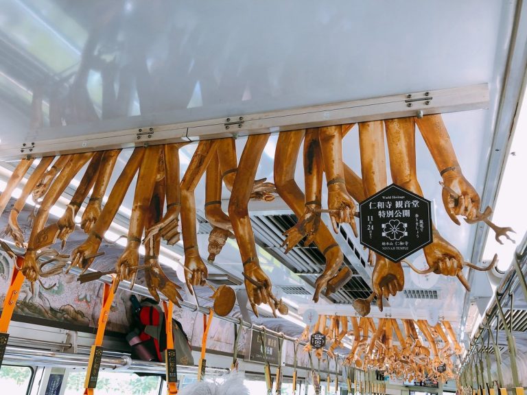 京都嵐電推出的期間限定「觀音電車」。（圖／翻攝自推特@gather_facts）