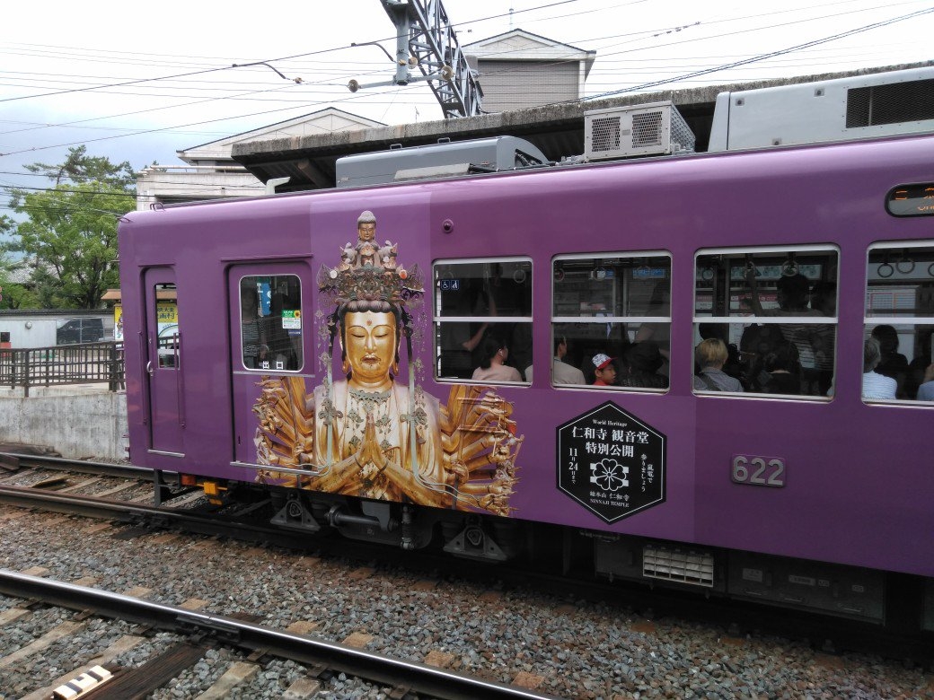 京都嵐電推出的期間限定「觀音列車」。（圖／翻攝自推特 @azdaiz）