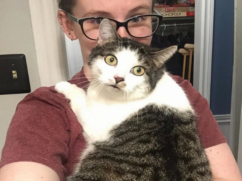 葛蕾希被領養後最喜歡跟主人抱抱（圖／IG@livilaurel）