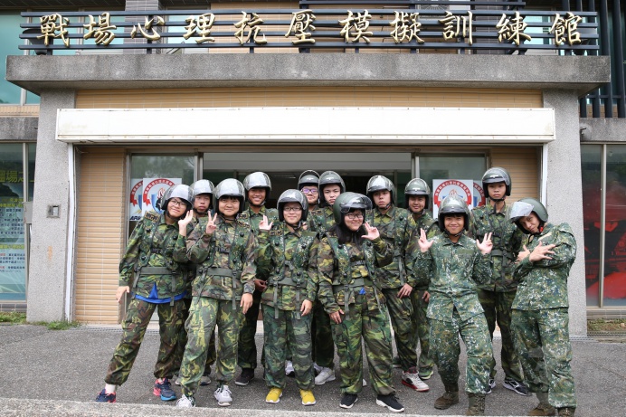 ▲ 學員前往戰場心理抗壓模擬訓練館，體驗戰鬥場景。（軍聞社記者黃劭恩攝）