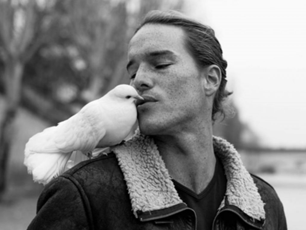 蓋亞喜歡停留在約翰肩上，一人一鳥的互動相當親暱。 (圖/CATERS) 