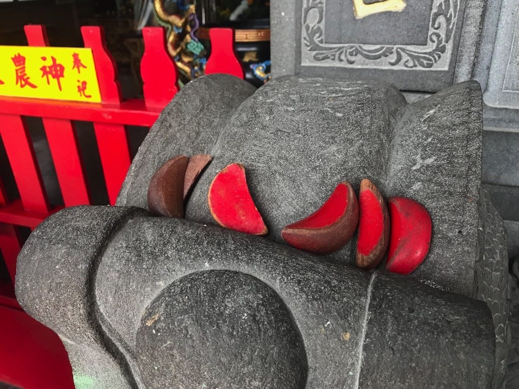 廟中的筊杯。（圖／記者連宜方攝）