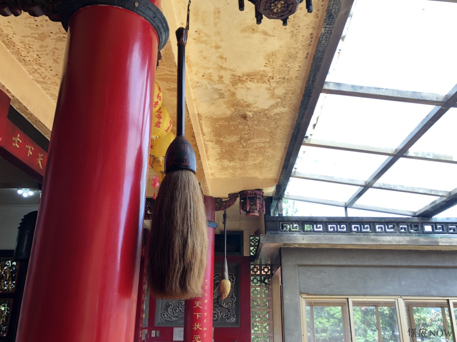 文昌祠前懸掛的文昌筆。（圖／記者連宜方攝）