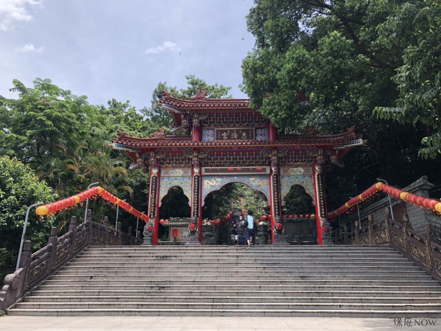 芝山巖惠濟宮山腳下廟口。（圖／記者連宜方攝）