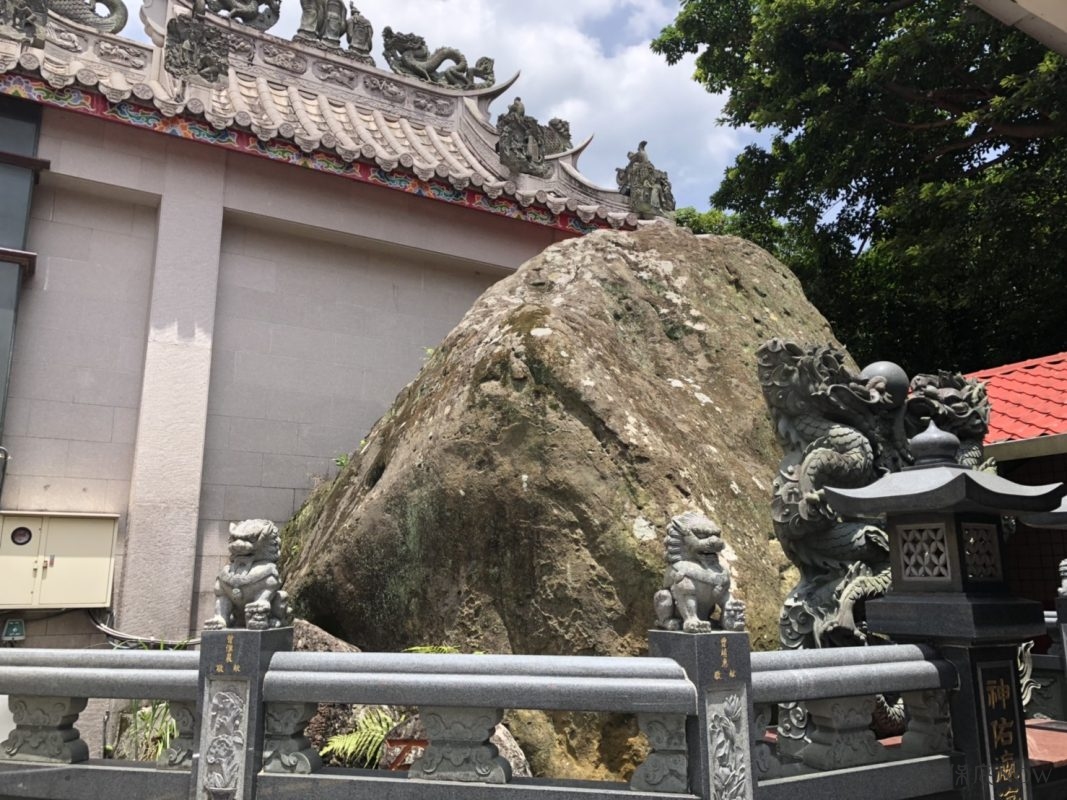 芝山巖聖佑宮後方巨石。（圖／記者連宜方攝）