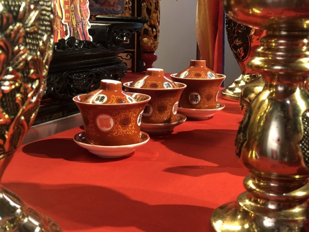 供奉神明的水杯。（圖／記者連宜方攝）