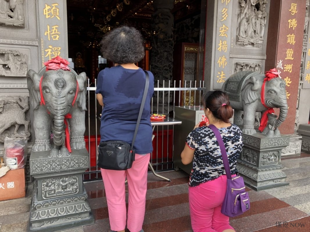 蘆洲湧蓮寺參拜信眾。（圖／記者連宜方攝）
