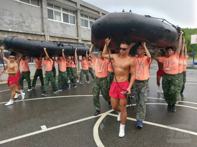 ▲ 教官帶領學員體驗頂艇行軍。（澎防部提供）