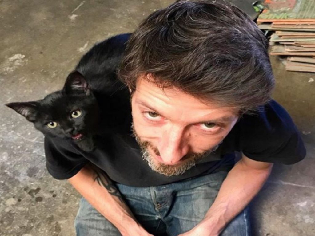 木匠師賈斯汀收編流浪小黑貓Grizzly，成為工廠最佳小監工（圖／FB@LoveMeow、IG@grizzly_the_shop_cat）