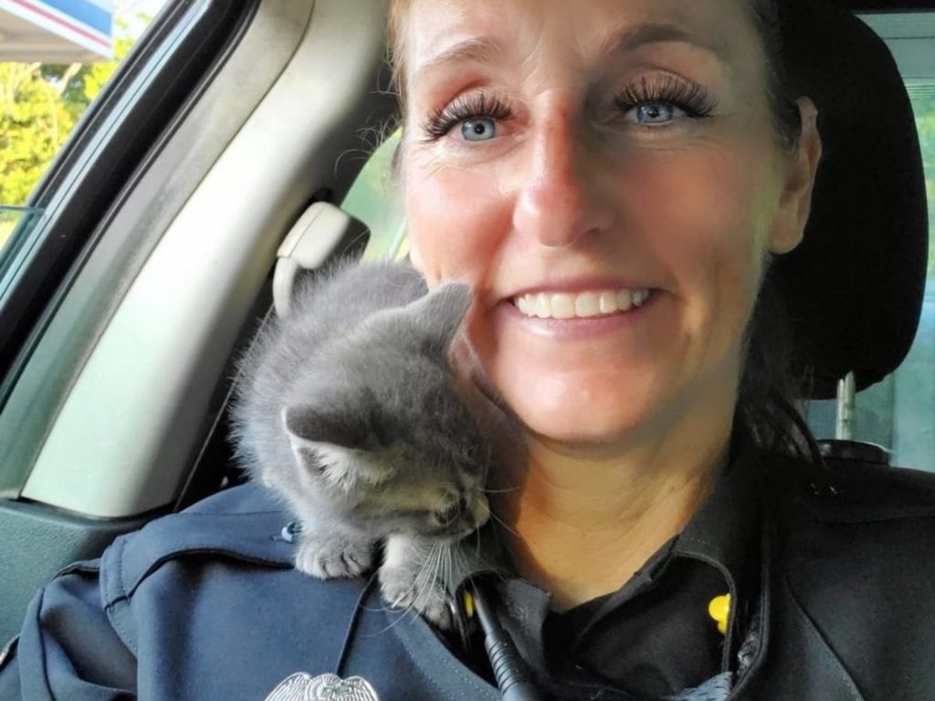珍妮佛說：「牠自己爬上我的肩頭並且圍在我的肩上，從那一刻起我想牠就選擇我了！」 (圖/Jennifer Dotson) 