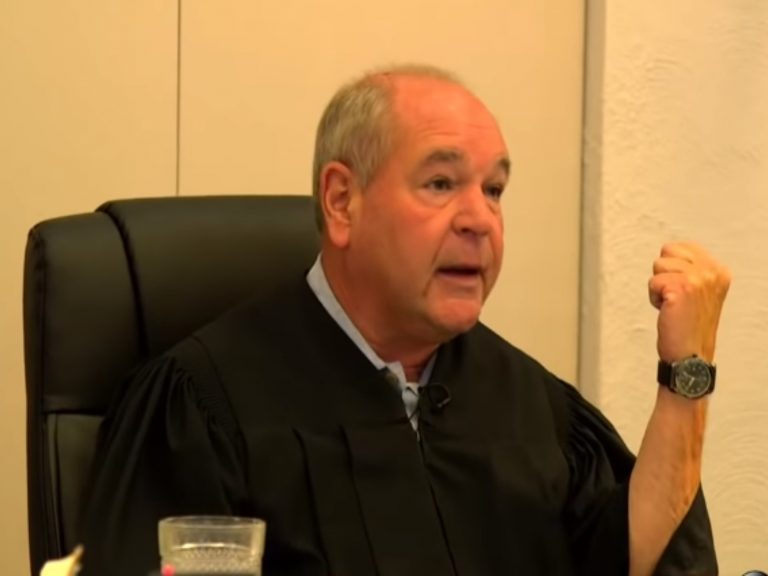 麥可法官以另類判決教導犯罪者尊重所有生命！（圖／翻攝自Youtube@ABC News）