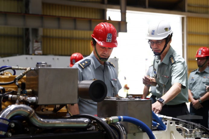 ▲ 軍備局局長房茂宏中將視導生產製造中心第209廠作業實況。（軍聞社記者卓以立攝）
