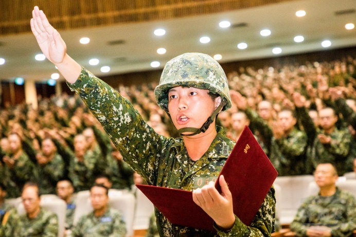 ▲ 宣誓代表引領全體入伍生齊聲宣誓。（軍聞社記者徐振威攝）
