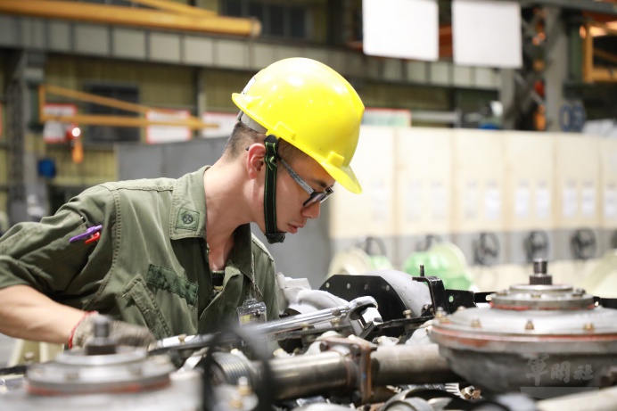 ▲ 陸軍兵整中心裝配翻修廠官兵，戮力修製與組裝。（兵整中心提供）