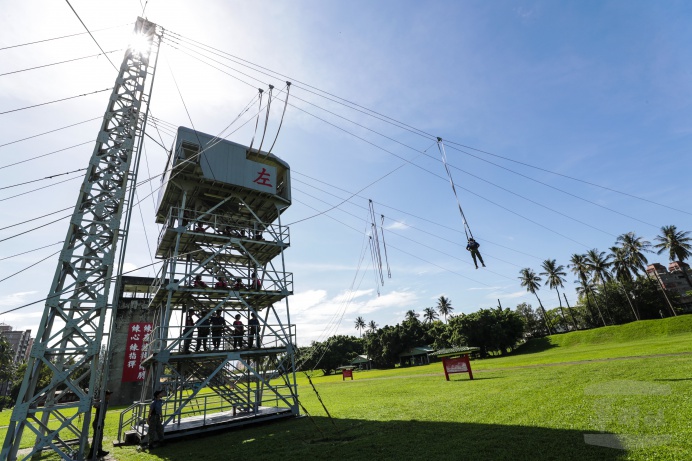 ▲ 「傘訓特戰營」在屏東大武營區進行高跳塔體驗。（軍聞社記者林澤廷攝）