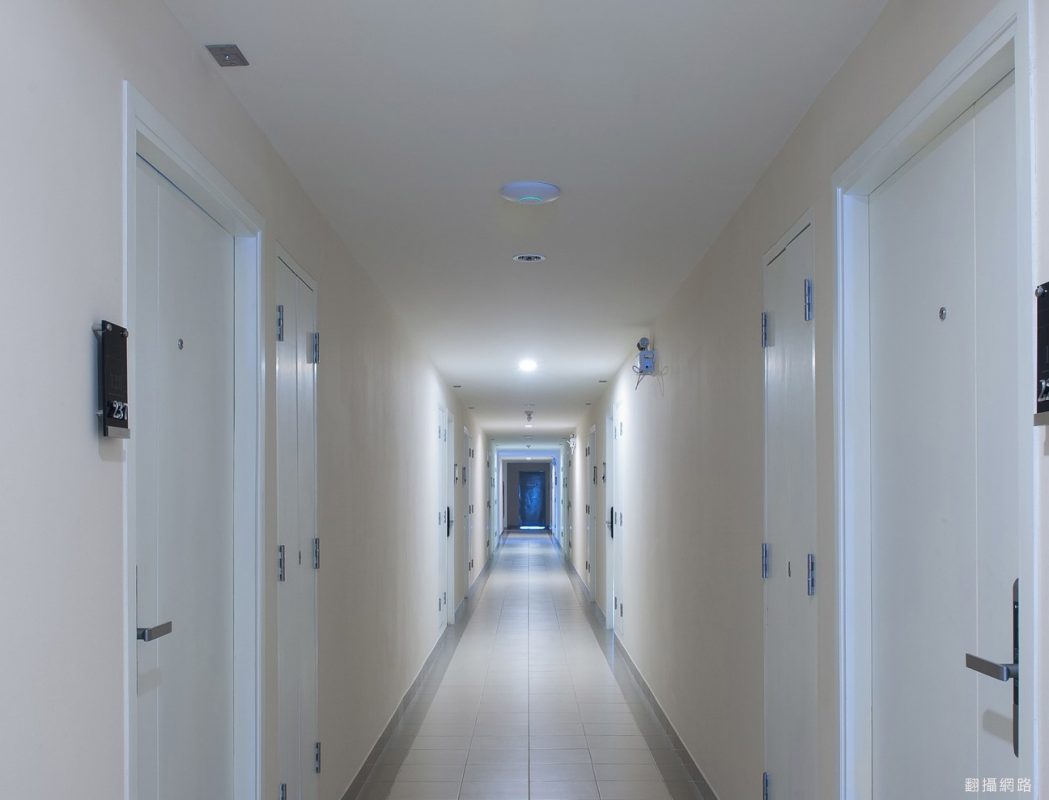 室外兩戶門對門，形成「罵門」，鄰居間容易不睦爭吵(圖／旺好運提供)