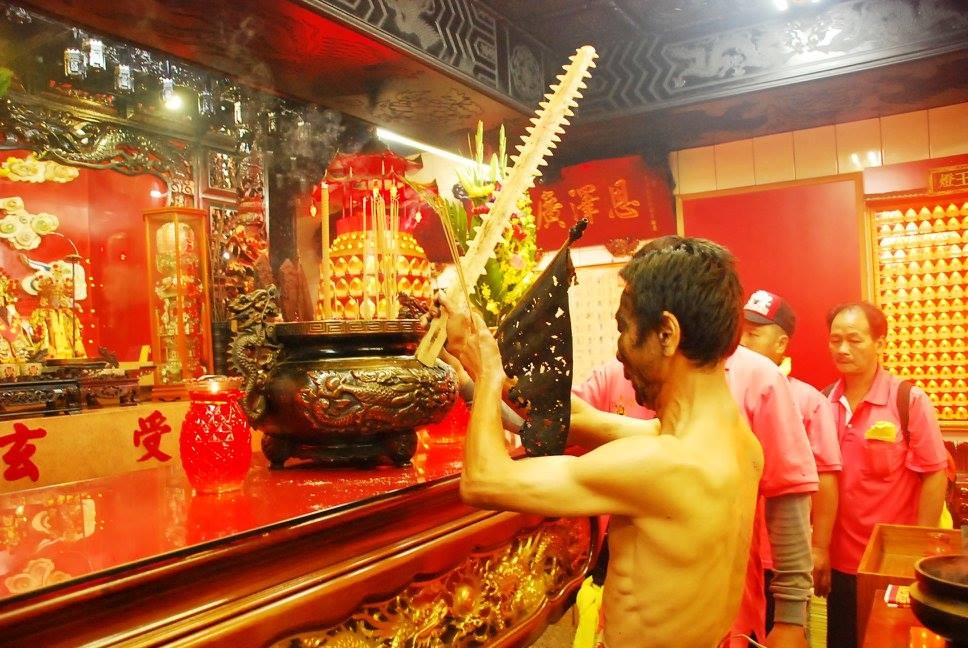 南投名間松柏嶺受天宮趙元帥採乩，向蘆洲受玄宮列位尊神參禮。（圖／翻攝自蘆洲受玄宮粉專）