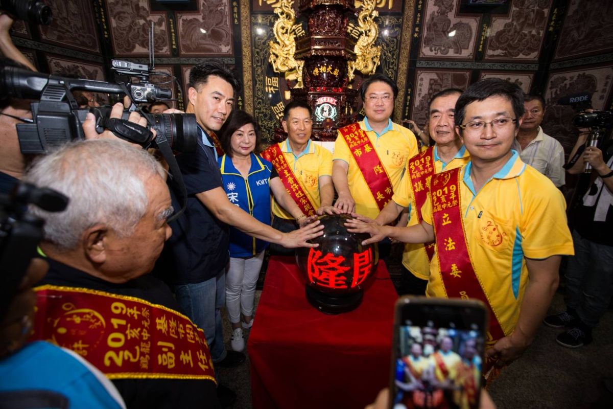 ▲基隆開基老大公廟昨日深夜11時30分進行「起燈腳」開燈儀式。（圖／基隆市政府提供）