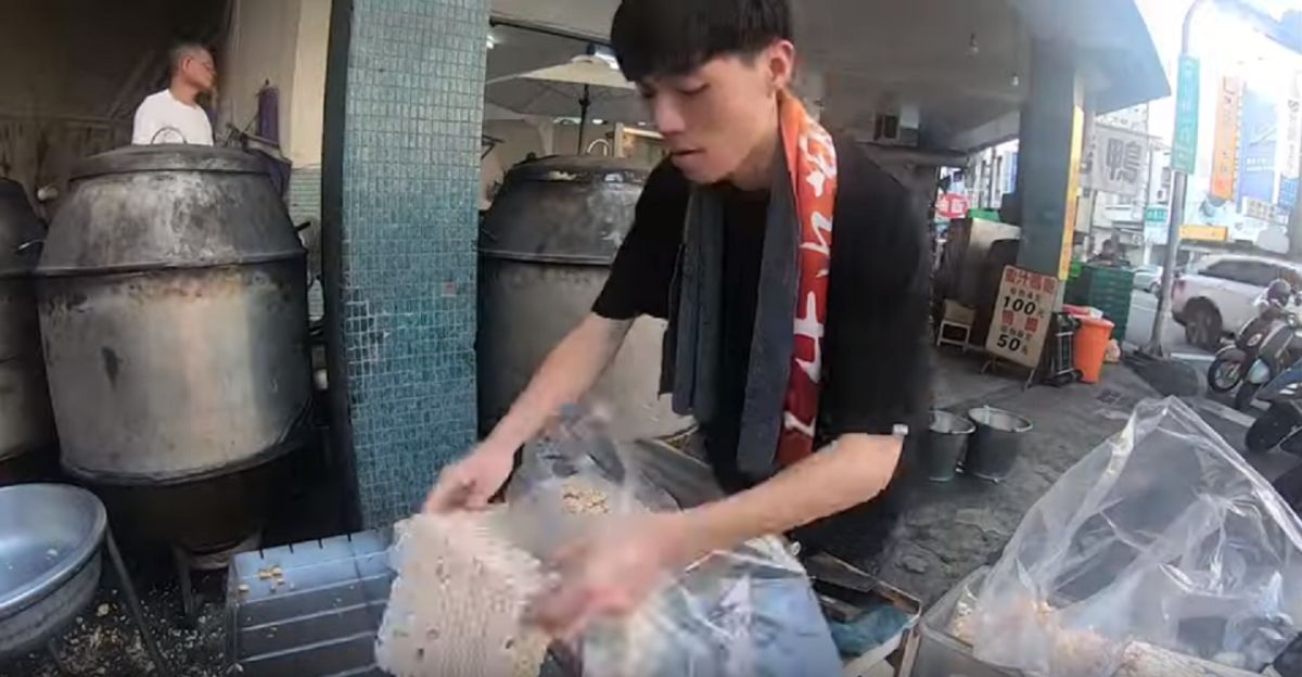 ▲ SALU 發起挑戰 7 天的街友生活，並在第三天時體驗幫忙賣爆米香。（圖／翻攝 SALU Youtube ）