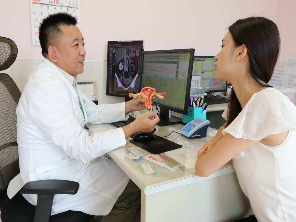 ▲醫生向患者說明。(圖／非當事人院方提供2019.8.1)